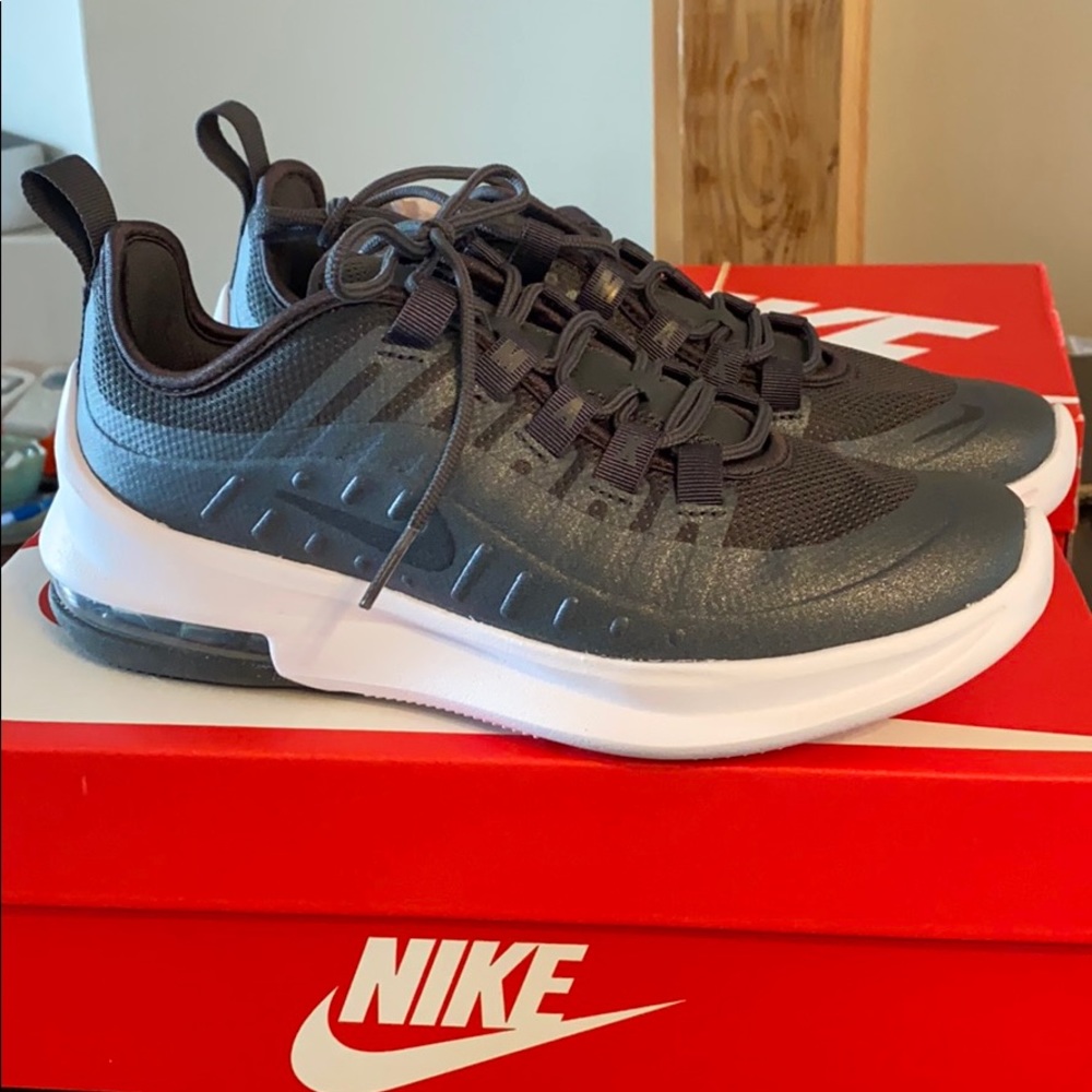 NIB Nike Air Max Axis SE